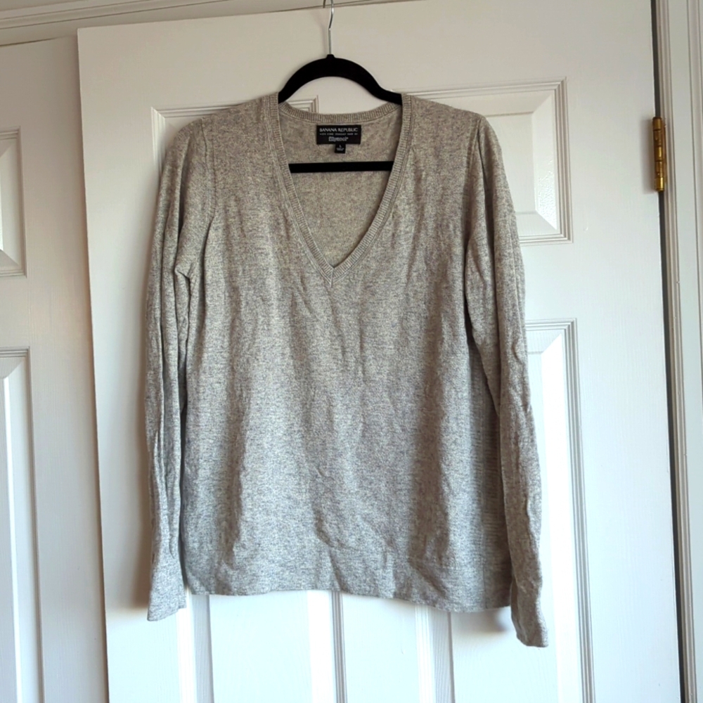 Banana Republic V-neck grey cashmere blend sweater L